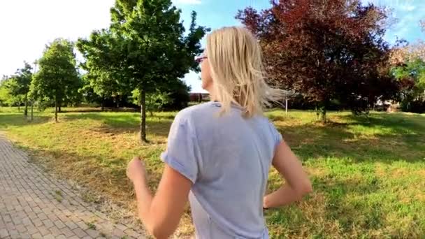 Nő szabadtéri fut — Stock videók