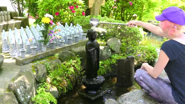 Adoration à la statue de Jizo Cinemagraph — Video