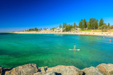 Cottesloe Plajı'nda sörf sup