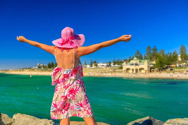 Žena na Cottesloe Beach — Stock fotografie