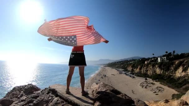 Vrouw met de Amerikaanse vlag in Californië — Stockvideo