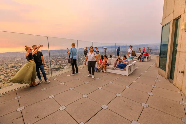 Couple at Oue Skyspace — Stock Photo, Image