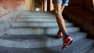 Bologna, İtalya - 29 Eylül 2018: yavaş hareket alt görünümü merdiven San Luca Sanctuary için en uzun Kemer şehir merkezinde, Bologna şehirden önde gelen dünya üzerinde Kuzey İtalya ayak basacak kişi.