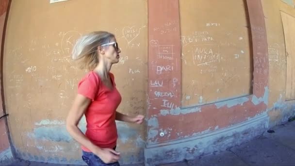 Bologna Italien September 2018 Zeitlupe Seitenansicht Einer Frau Die Unter — Stockvideo