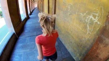 Ağır çekim: kadın haccı, merdiven San Luca Sanctuary İtalya Bologna şehir tepelerinde azalan. Havadan görünümü.