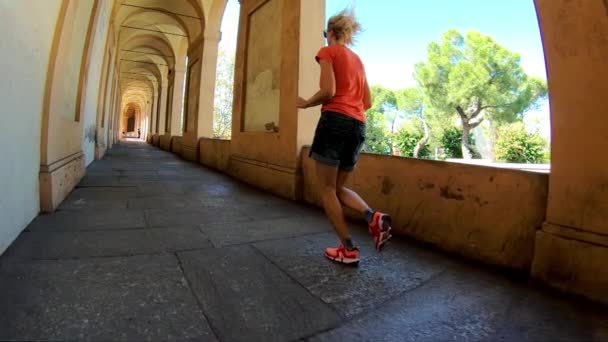 Mujer de ropa deportiva corriendo — Vídeo de stock