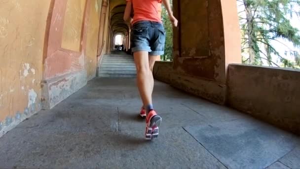 Mujer de ropa deportiva corriendo — Vídeos de Stock