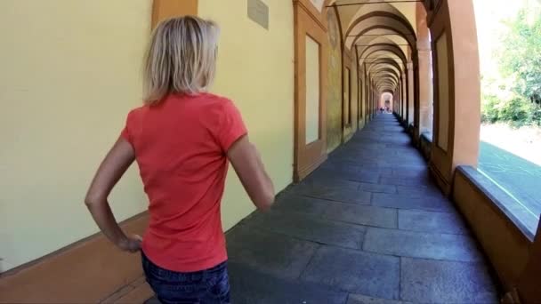 Mujer italiana caminando — Vídeo de stock