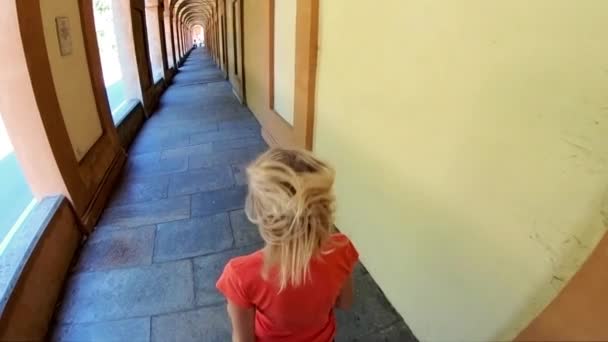 Бегущая женщина под аркой — стоковое видео