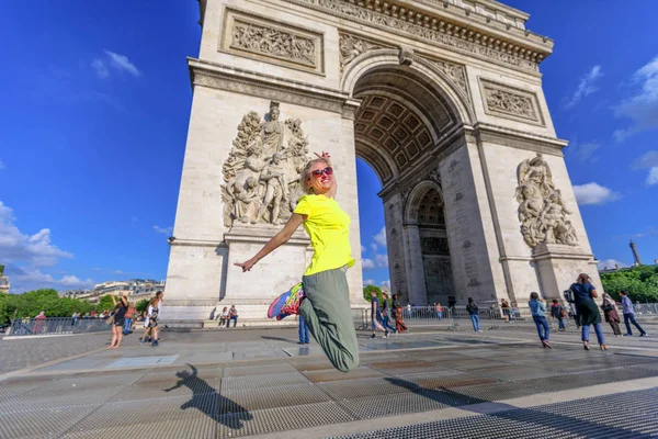 Yellow vests celebrating