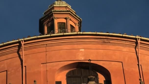 Architecturale details van San Luca toren — Stockvideo