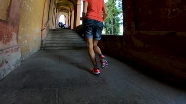 Mujer de ropa deportiva corriendo — Vídeo de stock