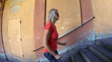 Bologna, İtalya - 29 Eylül 2018: San Lucas portikosunun merdiven altında çalışan insanlar: San Luca sığınak'a Colle della Guardia üzerinde önde gelen dünyanın en uzun sundurma. Ağır çekim yan görünüm
