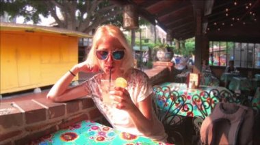 Margarita içmeye turist kadın