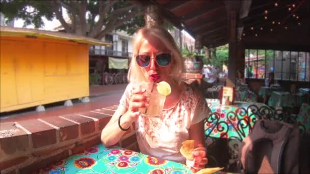 Туристична жінка в El Pueblo — стокове відео