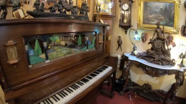 索尔旺 加利福尼亚州 2018年8月10日 丹麦村文艺复兴时期古董内的复古钢琴 是国家最好的古董画廊之一 装饰配件 旧珠宝 修复时钟 — 图库视频影像