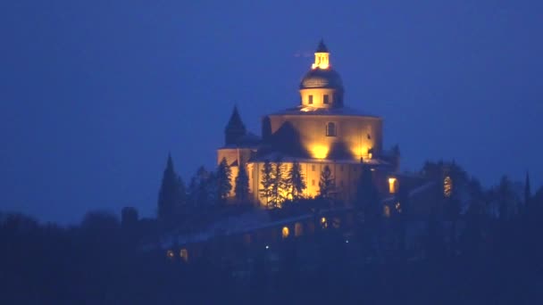 San Luca heiligdom door de nacht — Stockvideo