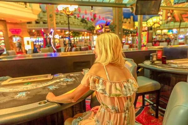 Mujer en la mesa de blackjack — Foto de Stock