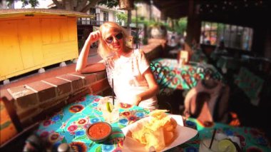 El Pueblo restoranda margarita içiyor
