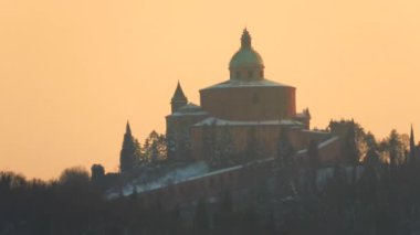 San Luca günbatımı kar ile