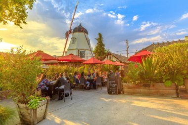 Solvang içinde eski fırıldak günbatımı
