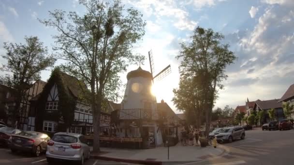 Sevtap winery windmolen in Solvang — Stockvideo