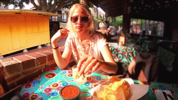 Turista comiendo patatas fritas Nachos — Vídeo de stock