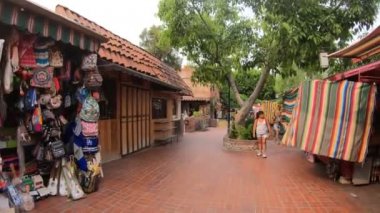 Los Angeles, California, Amerika Birleşik Devletleri - 9 Ağustos 2018: geleneksel Meksika sokak pazar Olvera Street, downtown La, El Pueblo Los Angeles'taki en eski parçası. 1953 yılından bu yana tarihi dönüm noktası.