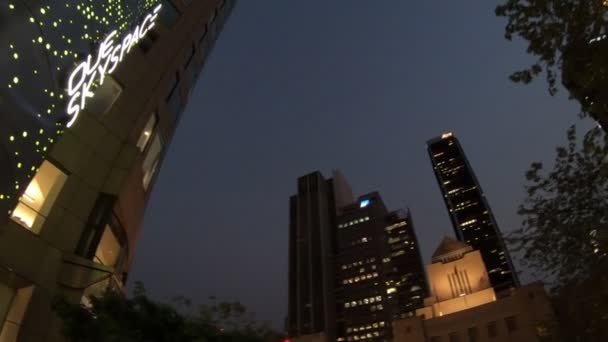 Paisaje urbano nocturno de Oue Skyspace — Vídeo de stock