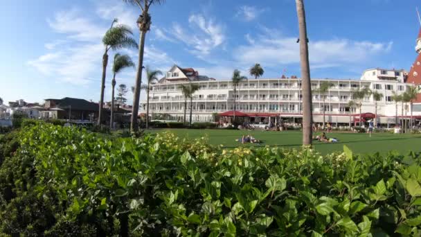 美国加利福尼亚州圣地亚哥 2018年8月1日 科罗纳多岛历史悠久的海滩度假村科罗纳多酒店维多利亚大厦 电影中使用的是 有些人喜欢热 绿色草坪与棕榈树 — 图库视频影像