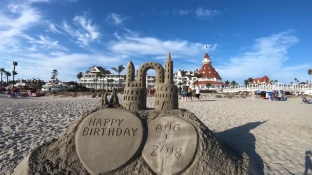 Château de sable sur la plage de San Diego — Video