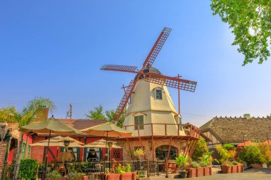 Solvang içinde eski yel değirmeni