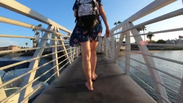Женщина на острове Коронадо в заливе Сан-Диего — стоковое видео