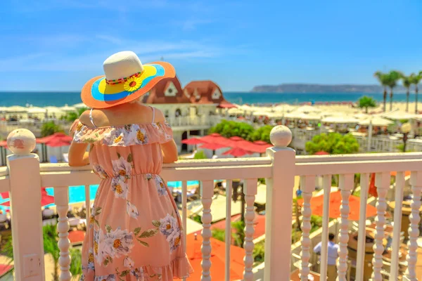 Perempuan di Pantai Coronado — Stok Foto