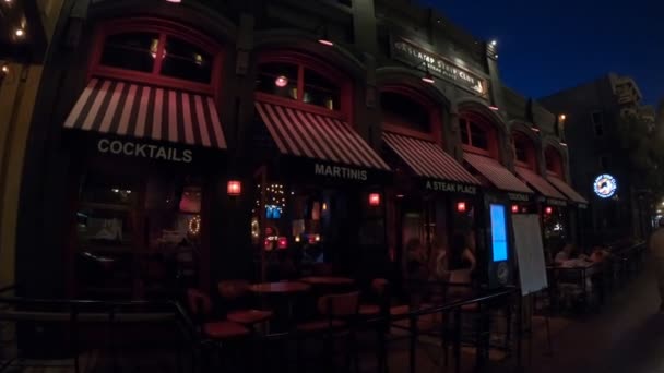 Restaurants nocturnes aux lampes à gaz sur la cinquième avenue — Video