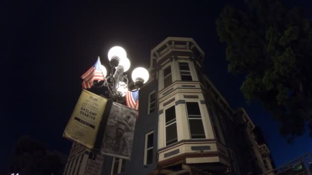 Sokak lambasının Gaslamp San Diego içinde gece — Stok video