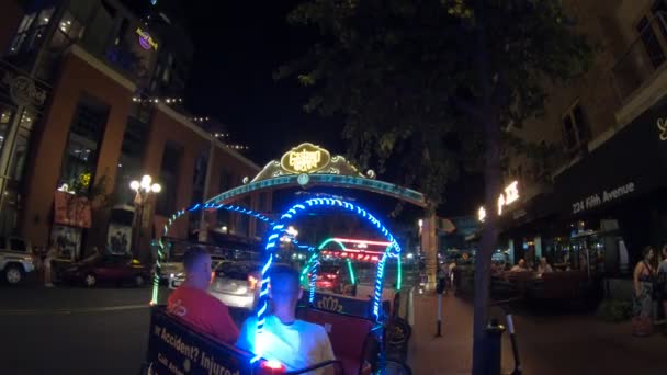 Pedicabs no centro de San Diego — Vídeo de Stock
