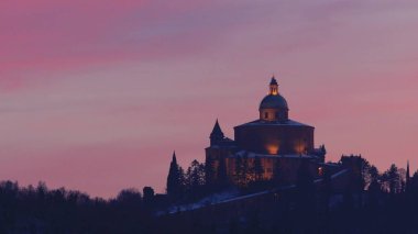 San Luca kilise alacakaranlık karda