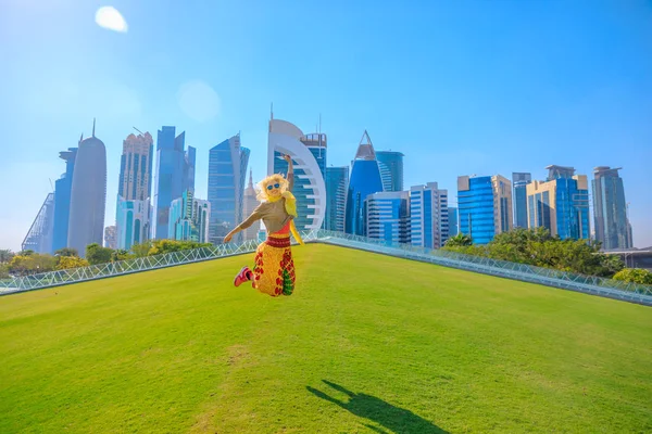 Doha skyline vrouw springen — Stockfoto