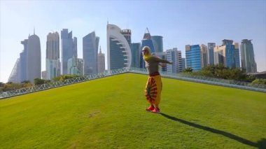 Doha manzarası kadın atlama