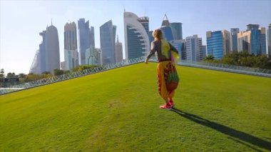 Doha manzarası kadın atlama