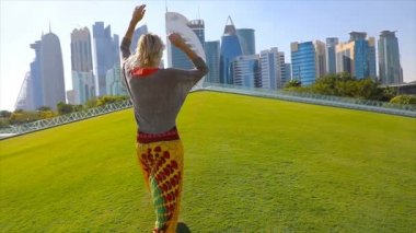 Doha manzarası kadın ters çevirme