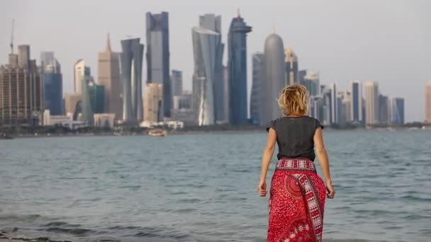 Kobieta przez panoramę miasta Doha — Wideo stockowe