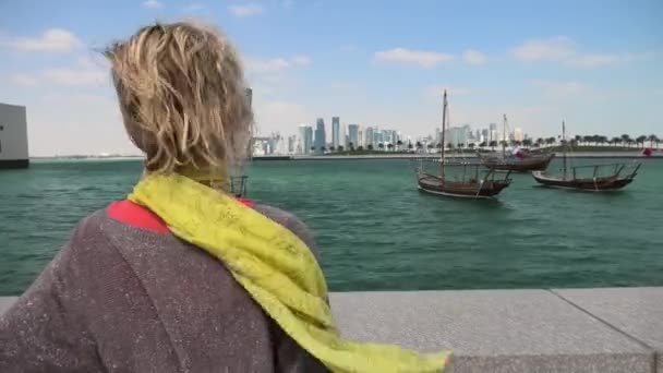 Жінка на вулиці Доха Скайлайн — стокове відео