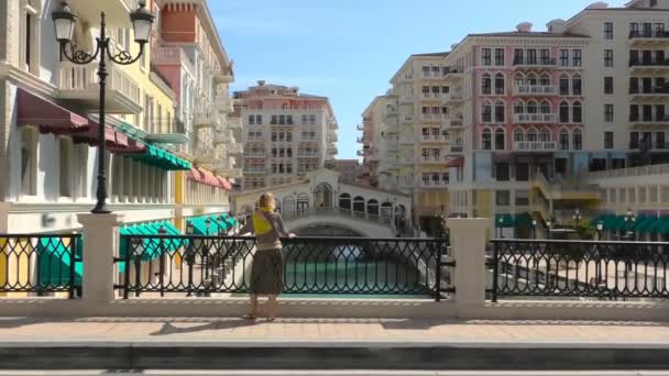 Mujer en Venecia Doha — Vídeo de stock