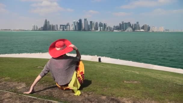 Mujer mirando Doha Skyline — Vídeo de stock