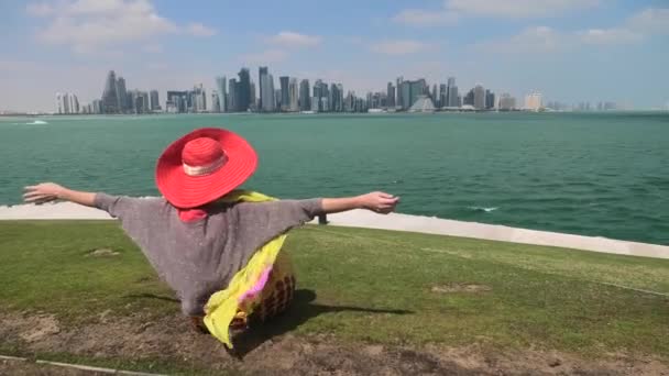 Mujer mirando Doha Skyline — Vídeo de stock