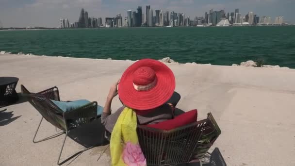 Kadın Katar'da rahatlatıcı — Stok video