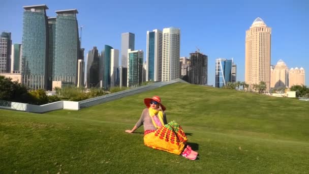 Женщина-небоскреб в Дохе — стоковое видео