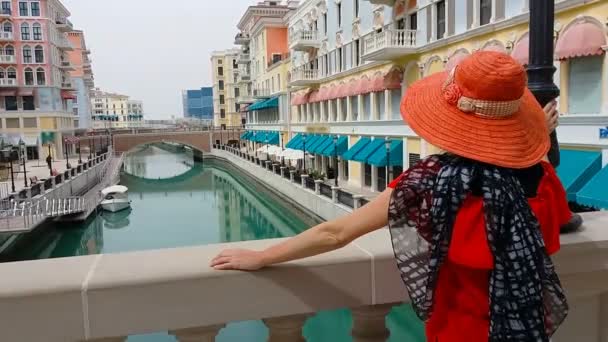 Femme dans Qanat Quartier aérien — Video